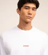 Remera masculina de corte boxy color blanco, con cuello redondo y mangas cortas. Presenta estampa lettering en el frente y photoprint en alto relieve en la espalda.