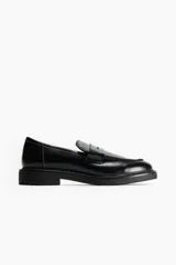 Mocasines negros de cuero sintético con suela track y detalle de antifaz liso.