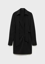 Vestido corto negro con cuello camisero, escote en V cruzado, mangas largas con puños abotonados, lazo desmontable en el cuello y detalle de pliegues en la cintura.