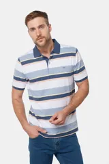 Remera polo de hombre rayada, confeccionada en jersey de algodón. Tiene botones personalizados y logo bordado en el pecho.