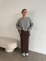 Sweater oversize de viscosa a rayas horizontales blancas y negras, con cuello alto.