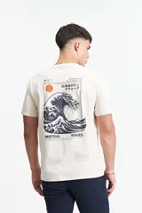 Remera color crema de manga corta con cuello redondo y estampado de una ola estilo Hokusai enmarcada en un rectángulo.