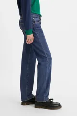 Pantalón de jean azul oscuro, de corte recto, con tiro medio y confeccionado en denim no elástico.