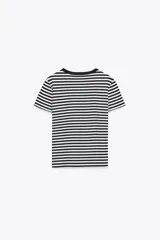 Camiseta marrón de algodón con cuello redondo y mangas cortas.