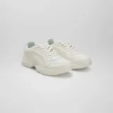 Zapatillas de running blancas de malla con diseño ligero y cómodo, ideales para actividad física.