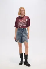 Bermuda de jean celeste con lavado claro, tiro alto, corte ancho y roturas con terminación desflecada en el ruedo.