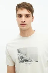 Remera celeste de manga corta con estampa fotográfica en el frente.