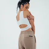 Pantalón de jogging color beige con puños elásticos y logo estampado en el muslo.