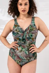 Malla entera con nudo en el escote, gran cubrimiento y soporte para el busto, ideal para brillar en la playa.