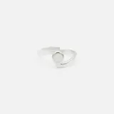Anillo de plata 925 con dije circular de nácar.