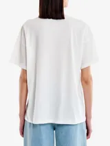 Remera blanca amplia de manga corta con cuello redondo.