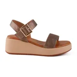Sandalias con plataforma color bronce, con dos tiras anchas y hebilla dorada.