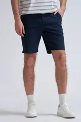 Bermuda clásica azul marino de corte recto.