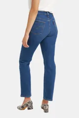 Jeans Levi's 501 de tiro alto, pierna recta y bragueta con botones.