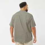 Camisa verde oliva de manga corta con cuello mao y cierre frontal con botones.