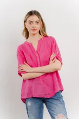 Camisa celeste de lino con cuello mao, escote en V abotonado, bolsillo en el pecho y mangas 3/4 con trabilla.