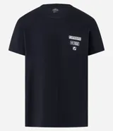 Remera negra de algodón con cuello redondo y mangas cortas. Presenta un estampado con texto y figuras geométricas en el lado superior derecho del frente.