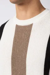 Remera de hombre tejida en algodón color crudo, con textura piqué y rayas verticales marrones y negras.