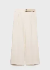 Pantalón de vestir color crema de corte palazzo, con pinzas en la cintura y cinturón fino con hebilla plateada.