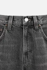 Pantalón de jean celeste con efecto lavado, corte amplio tipo baggy y cinco bolsillos.