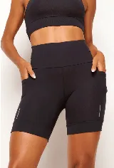 Conjunto deportivo negro compuesto por un top con diseño nadador, bolsillo trasero y detalles reflectivos, y un biker con cinturón 360° con bolsillo interno, bolsillos laterales y detalles reflectivos.