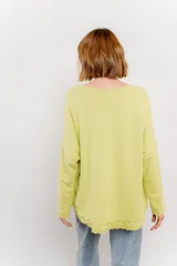 Remera verde lima de corte holgado con cuello redondo y mangas largas.