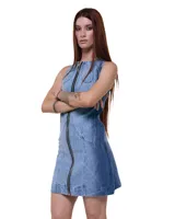 Vestido corto de denim celeste con cierre metálico frontal de doble cursor. Diseño sin mangas, con corte ajustado en el torso y falda evasé.