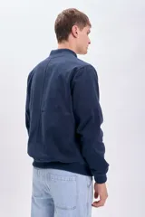 Campera bomber azul marino con cierre frontal, cuello, puños y ruedo acanalados.