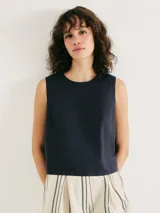 Blusa sin mangas color azul marino, de corte recto y cuello redondo.