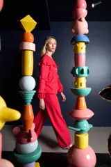 Pantalón palazzo color crudo, confeccionado en lino 100%.