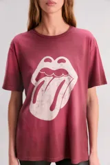 Remera color borgoña con estampa frontal del logo de los Rolling Stones. Corte clásico, cuello redondo y mangas cortas.
