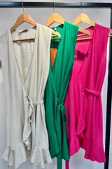 Vestido fucsia de corte clásico, sin mangas, con escote en V y lazo en la cintura.