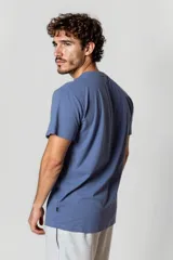 Remera celeste de algodón, manga corta y cuello redondo.