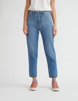 Pantalón de jean celeste, corte recto, tiro alto y largo a la pantorrilla.