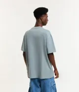 Remera relaxed de algodón con efecto grueso, color azul marino, cuello redondo y manga corta.