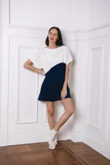 Vestido corto tipo remerón de algodón, con diseño bicolor: blanco en la parte superior y azul marino en la parte inferior.