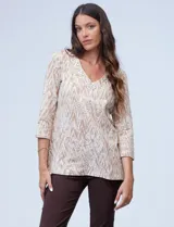 Blusa de algodón estampado color beige, con escote en V y apliques nacarados, de manga tres cuartos.