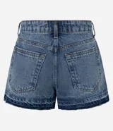 Short de jeans de corte slim, tiro alto, con cierre tradicional y bolsillos. Presenta un bajo deshecho con un borde contrastante de color azul oscuro.