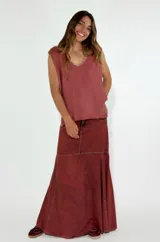 Pollera larga de jean color terracota con corte acampanado y paneles verticales.