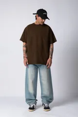 Pantalón jean gris de corte amplio y tiro alto.