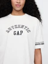 Remera corta color blanco con logo de Gap estampado en el frente y mangas cortas con detalle de rayas horizontales.