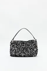 Cartera tipo baguette color negro cubierta de lentejuelas plateadas.