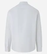 Camisa blanca de corte regular, confeccionada en tela Oxford de algodón, con cuello tipo padre, mangas largas y abotonadura frontal.