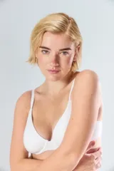 Soutien blanco de algodón con aro y breteles regulables.