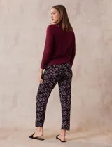 Conjunto de pijama marca René Rofé, compuesto por pantalón largo y remera de mangas largas. La remera es de escote redondo y tiene un bolsillo en el pecho. El pantalón tiene cintura elastizada y lazo de ajuste.