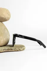 Lentes de sol con montura redonda de acetato color beige translúcido y lentes marrones.