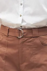 Short negro de gabardina, corte recto, con bolsillos delanteros y traseros, y presillas para cinturón.
