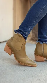 Bota texana de caña baja color marrón con efecto vintage, confeccionada en cuero vacuno y forrada en cuero. Tiene taco de 5cm y cierre lateral.