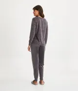 Pijama largo de plush gris con estampado de lunares blancos y corazones rojos. Incluye una blusa de manga larga con cuello redondo y un pantalón con puños ajustados.