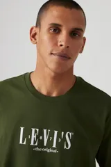 Remera verde militar de corte relajado con logo Levi's Serif en blanco.
